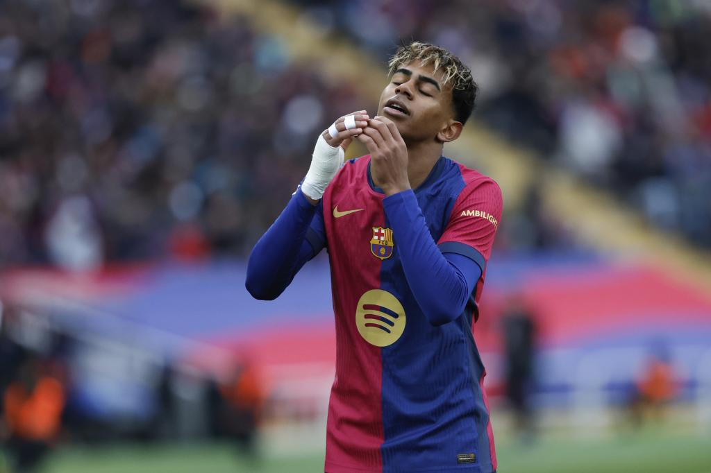 Lamine Yamal tras una jugada con el Barça