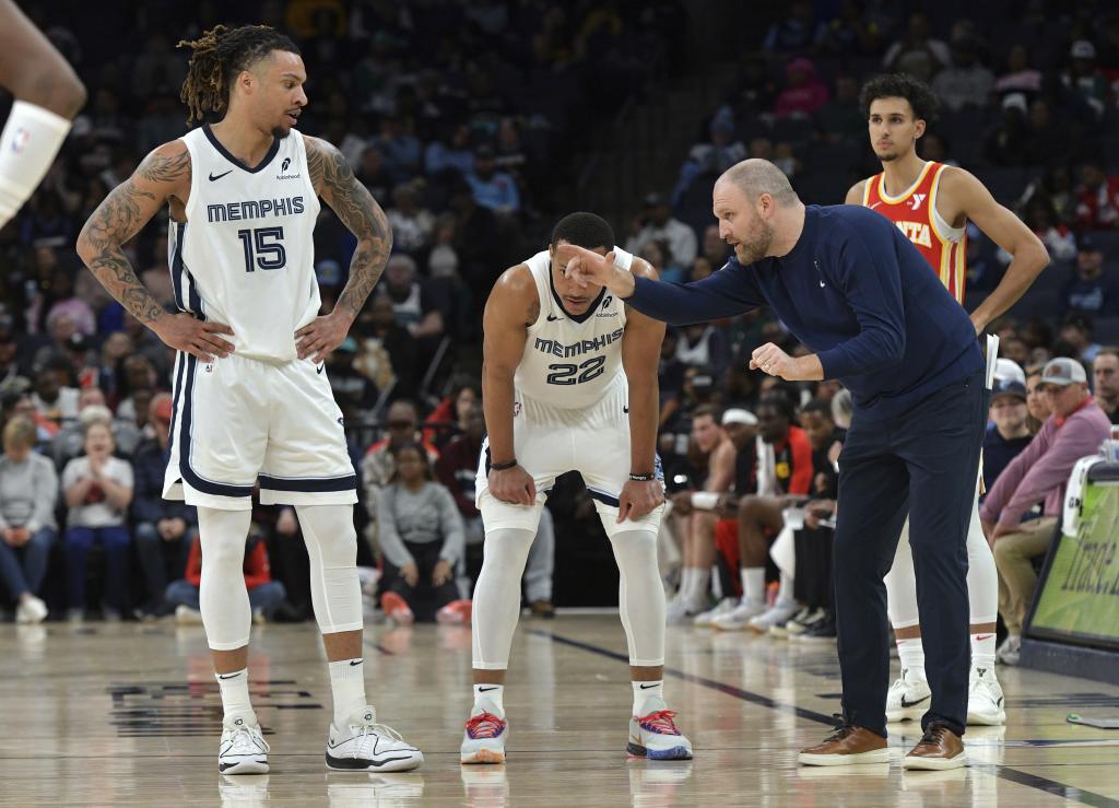 Taylor Jenkins, entrenador de los Grizzlies, da instrucciones a Desmond Bane y Brandon Clarke.