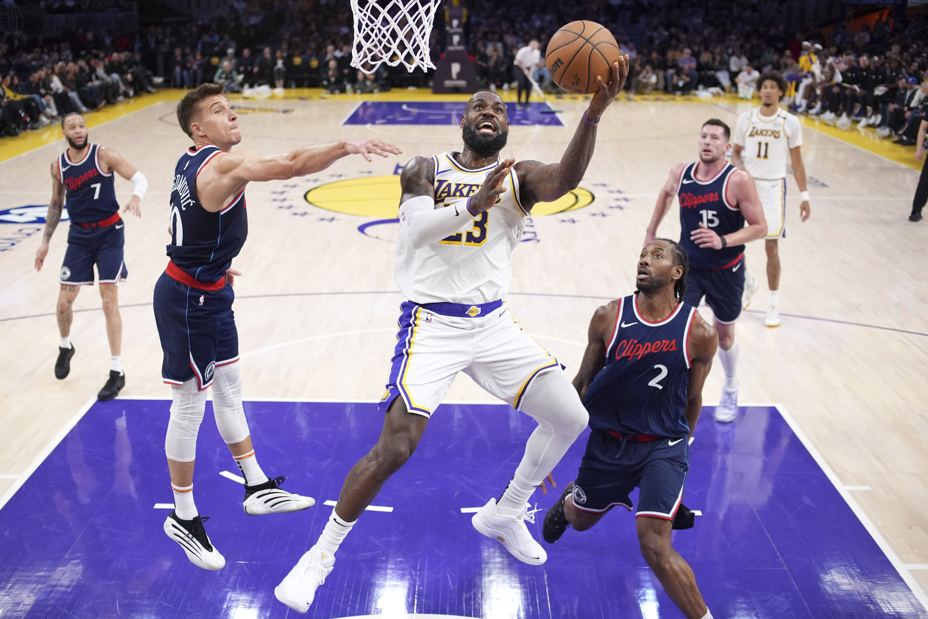 Canasta de LeBron durante el partido Lakers-Clippers.
