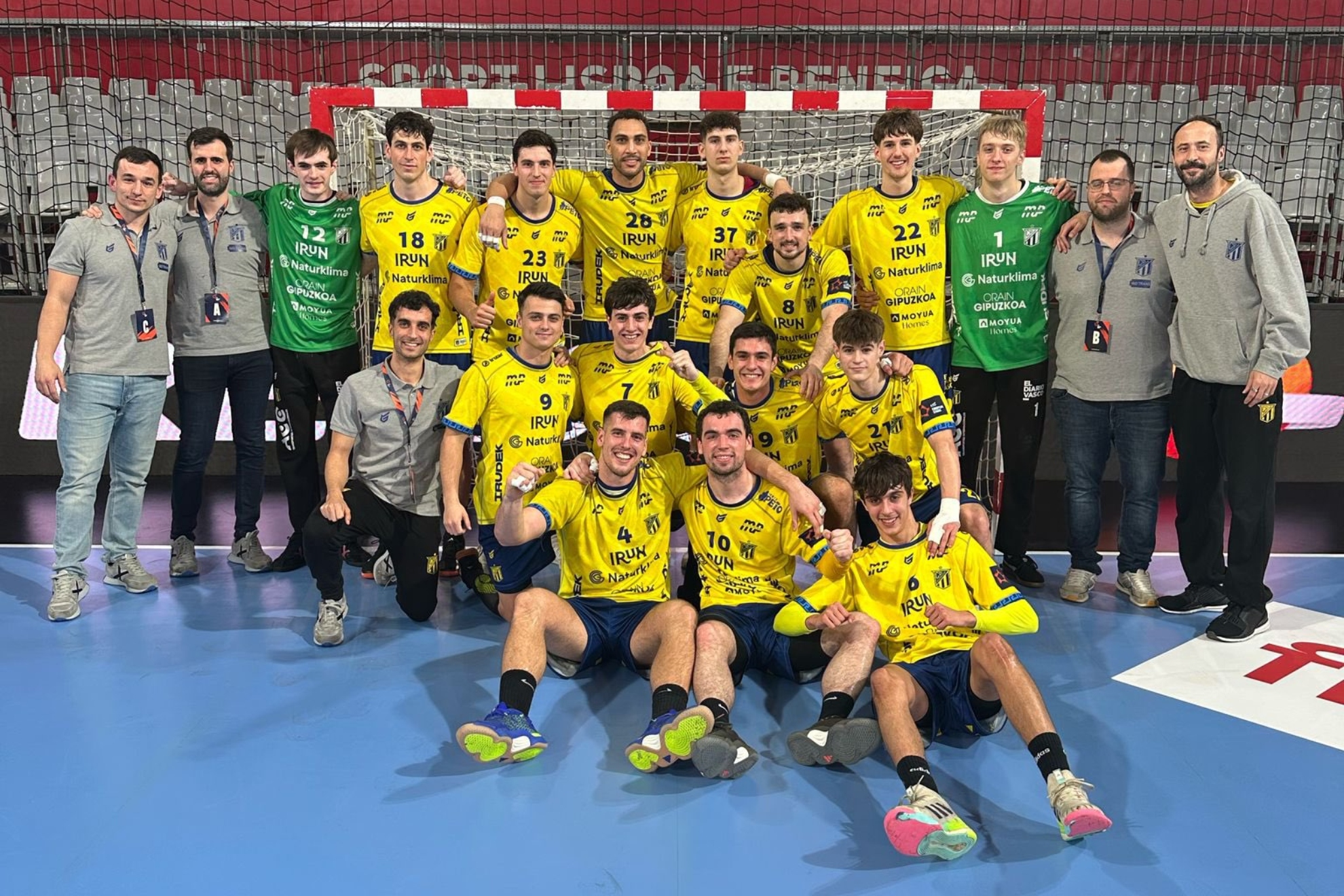El Bidasoa, celebra el pase a cuartos, a pesra de la intrascedente derrota ante el Benfica.