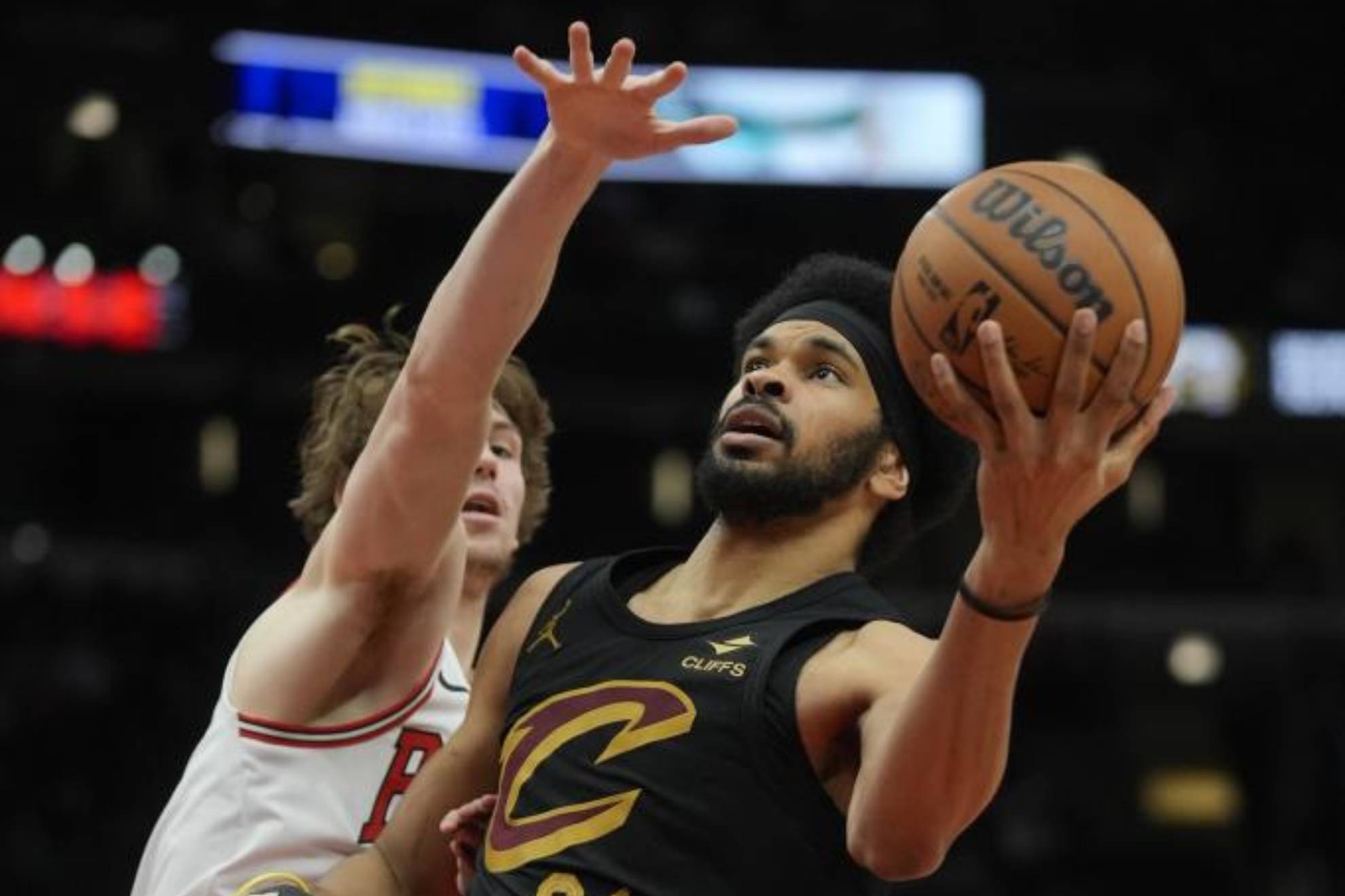 Jarrett Allen hace una entrada a canasta.