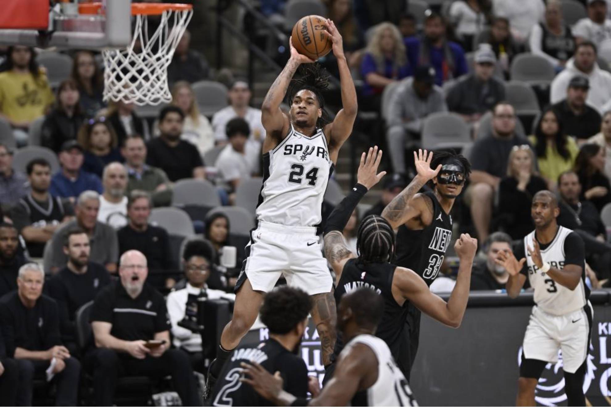 Devin Vassell hace un lanzamiento en el partido ante los Nets.