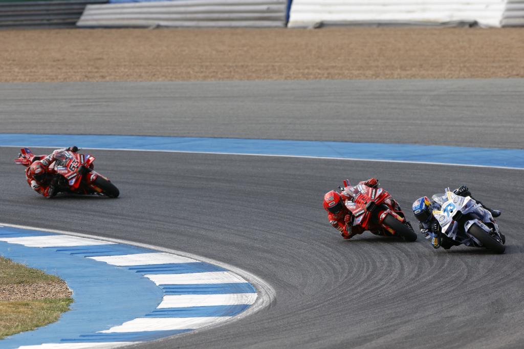 Álex, delante de Marc Márquez y Bagnaia.