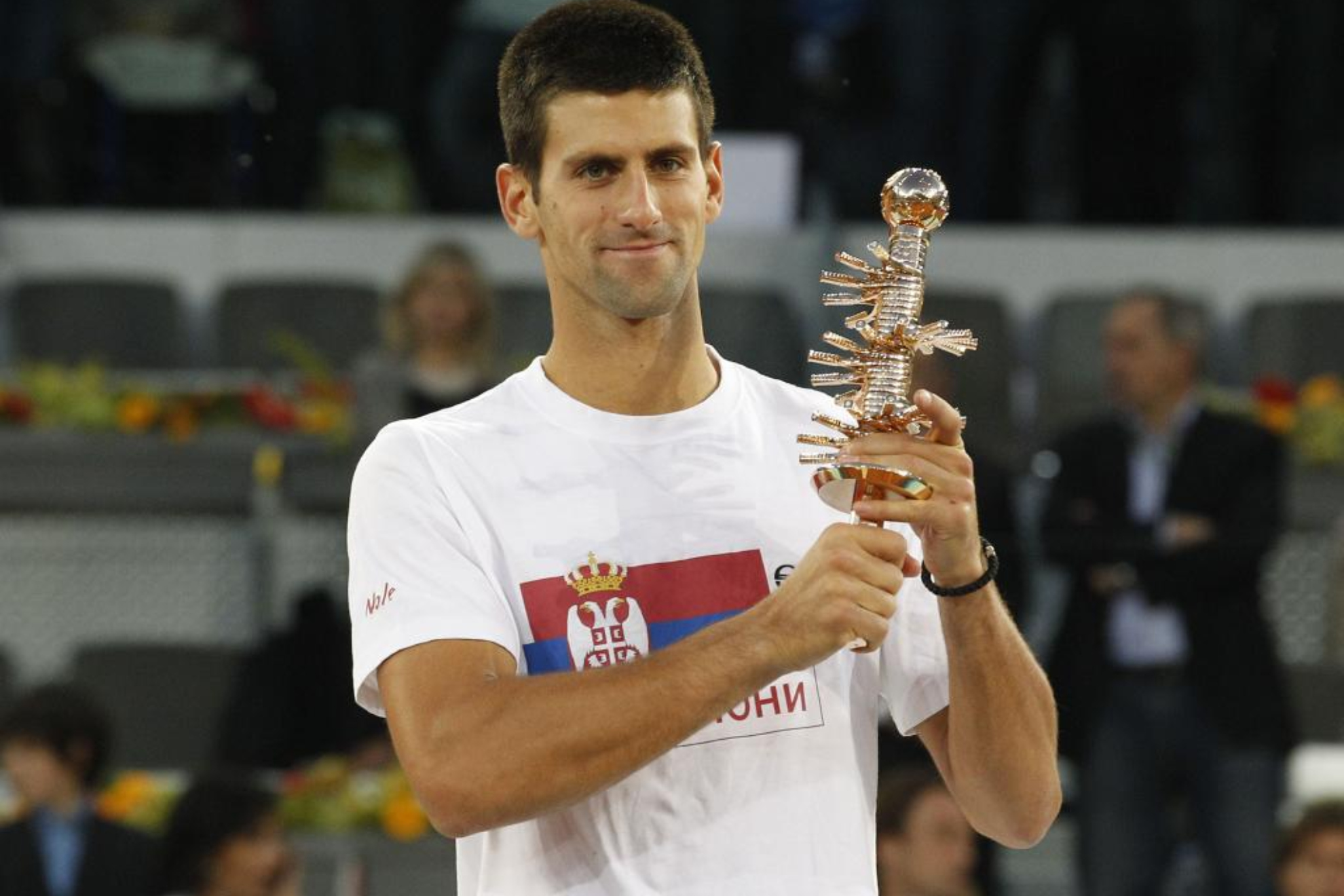 Novak Djokovic con el trofeo del Mutua Madrid Open en 2011