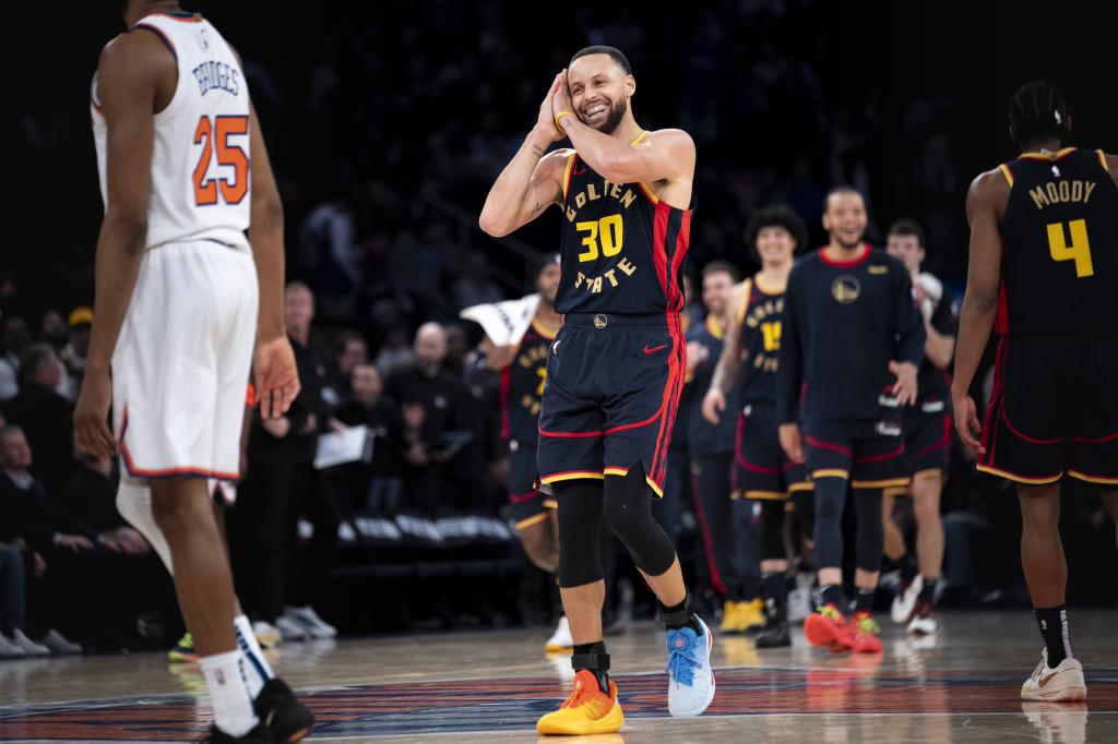 Stephen Curry celebra un triple con su tradicional gesto.