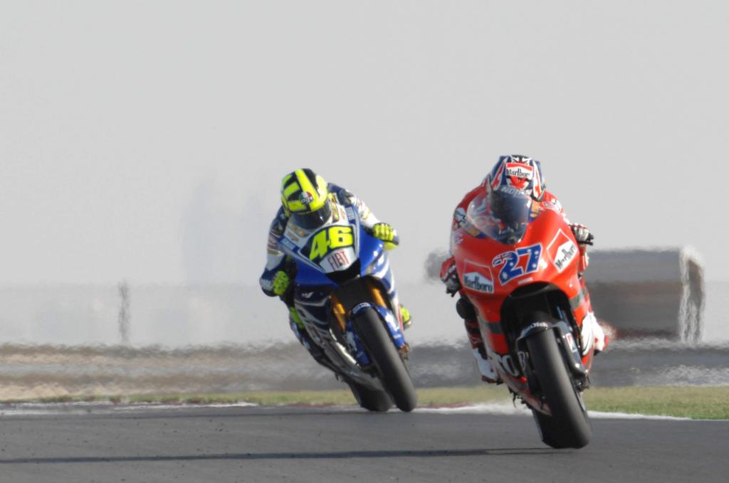 Stoner, delante de Valentino Rossi, en Qatar 2007.