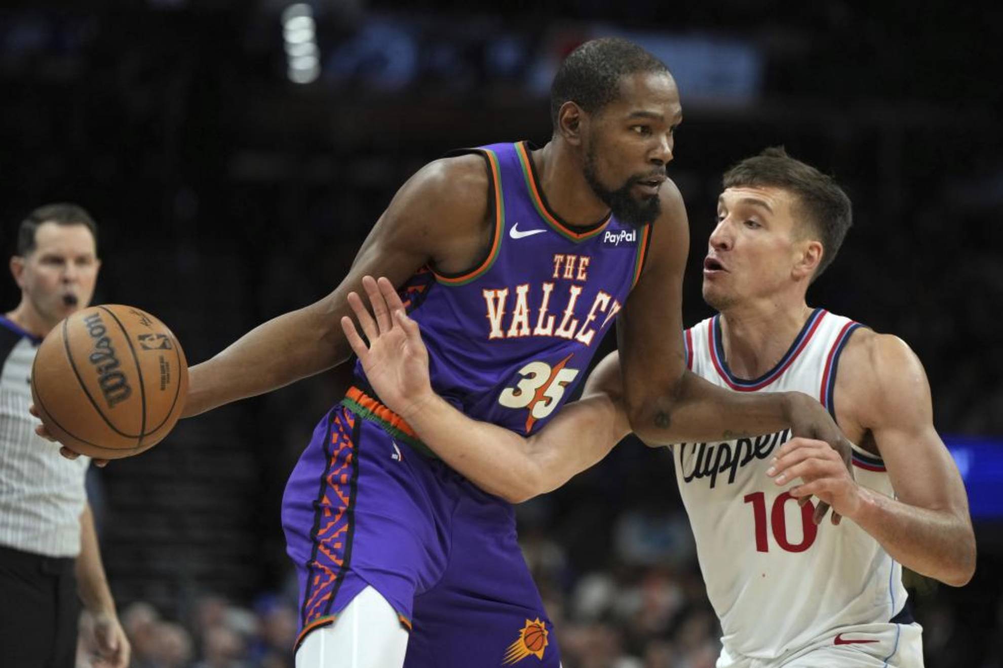 Kevin Durant, defendido por Bogdan Bogdanovic.
