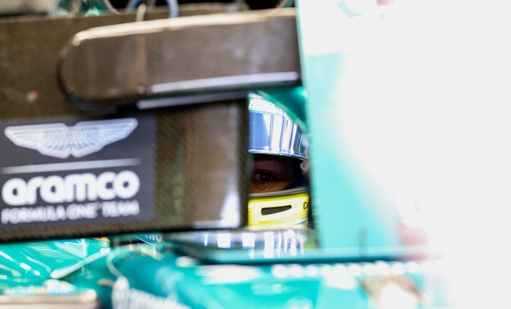 SAKHIR (Bahrain), 26/02/2025.- Aston Martin driver Fernando Alonso of Spain sits in his car during the Formula 1 pre-season testing at Bahrain International Cirtcuit in Sakhir, Bahrain, 26 February 2025. (Fórmula Uno, Bahrein, España) EFE/EPA/ALI HAIDER