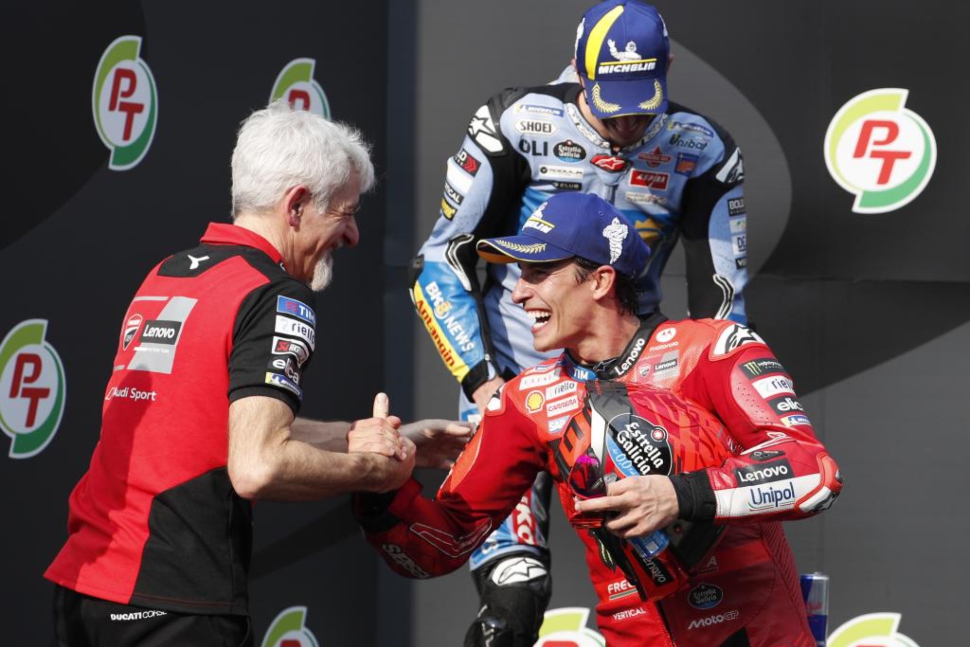 Gigi Dall'Igna felicita a Marc Márquez, en Buriram.