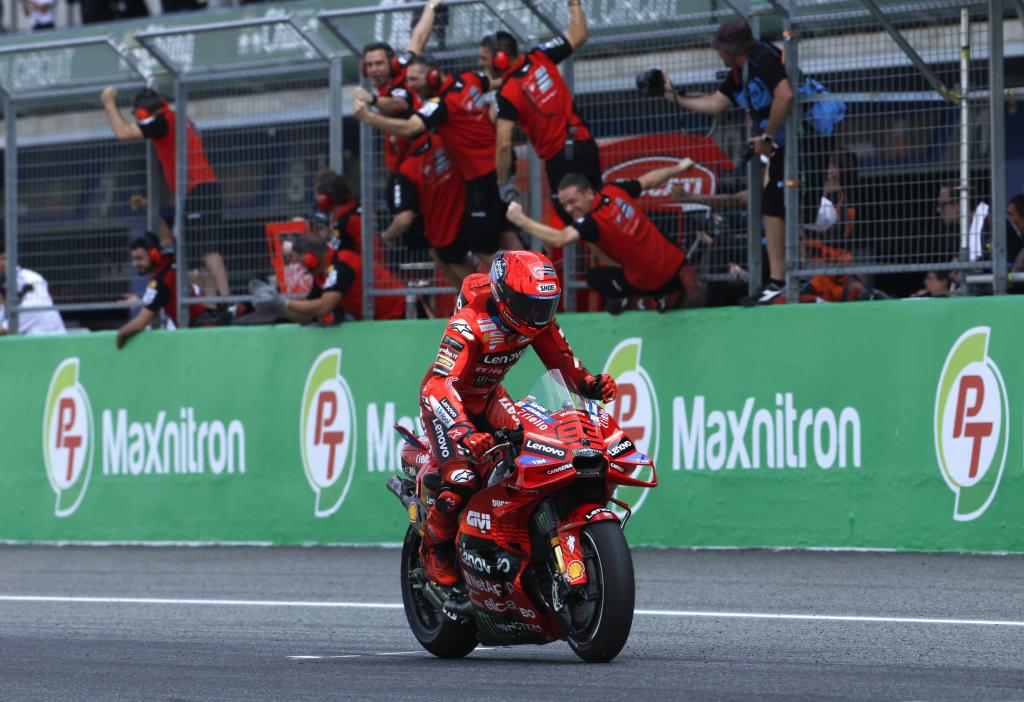 Marc, en meta con el equipo Ducati al fondo.