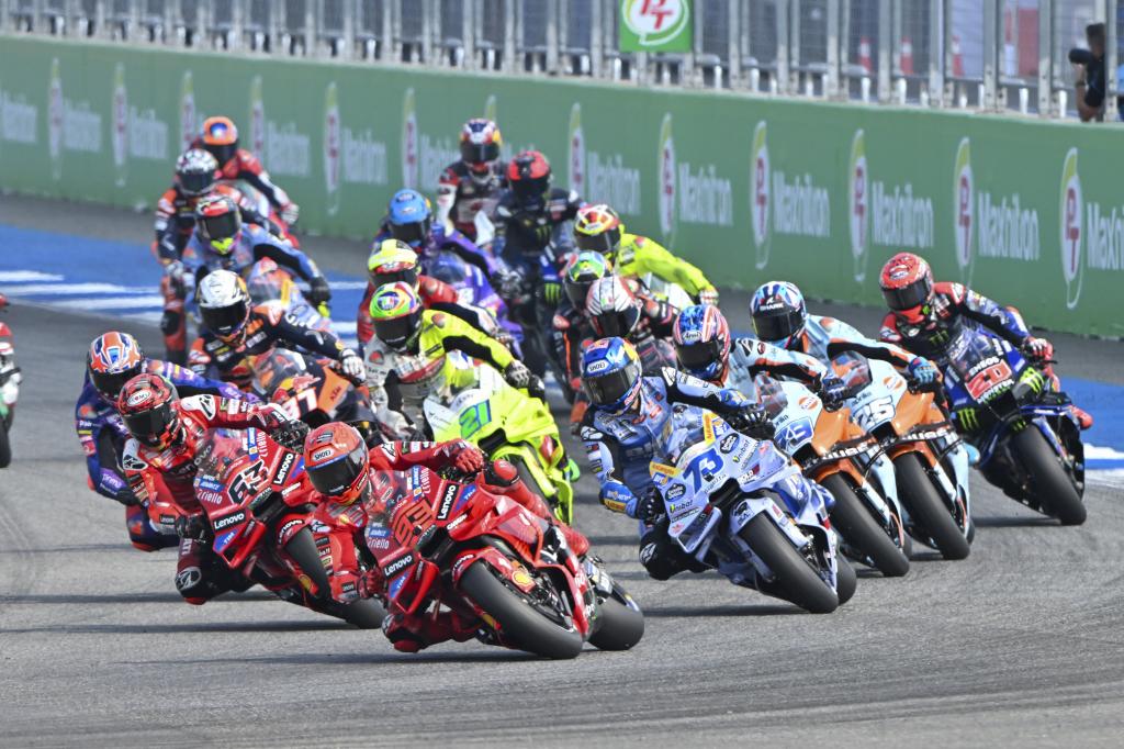 Salida de la carrera del domingo en Tailandia.