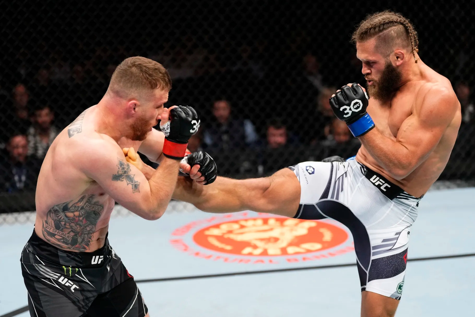 Gaethje y Fiziev durante su primer combate.