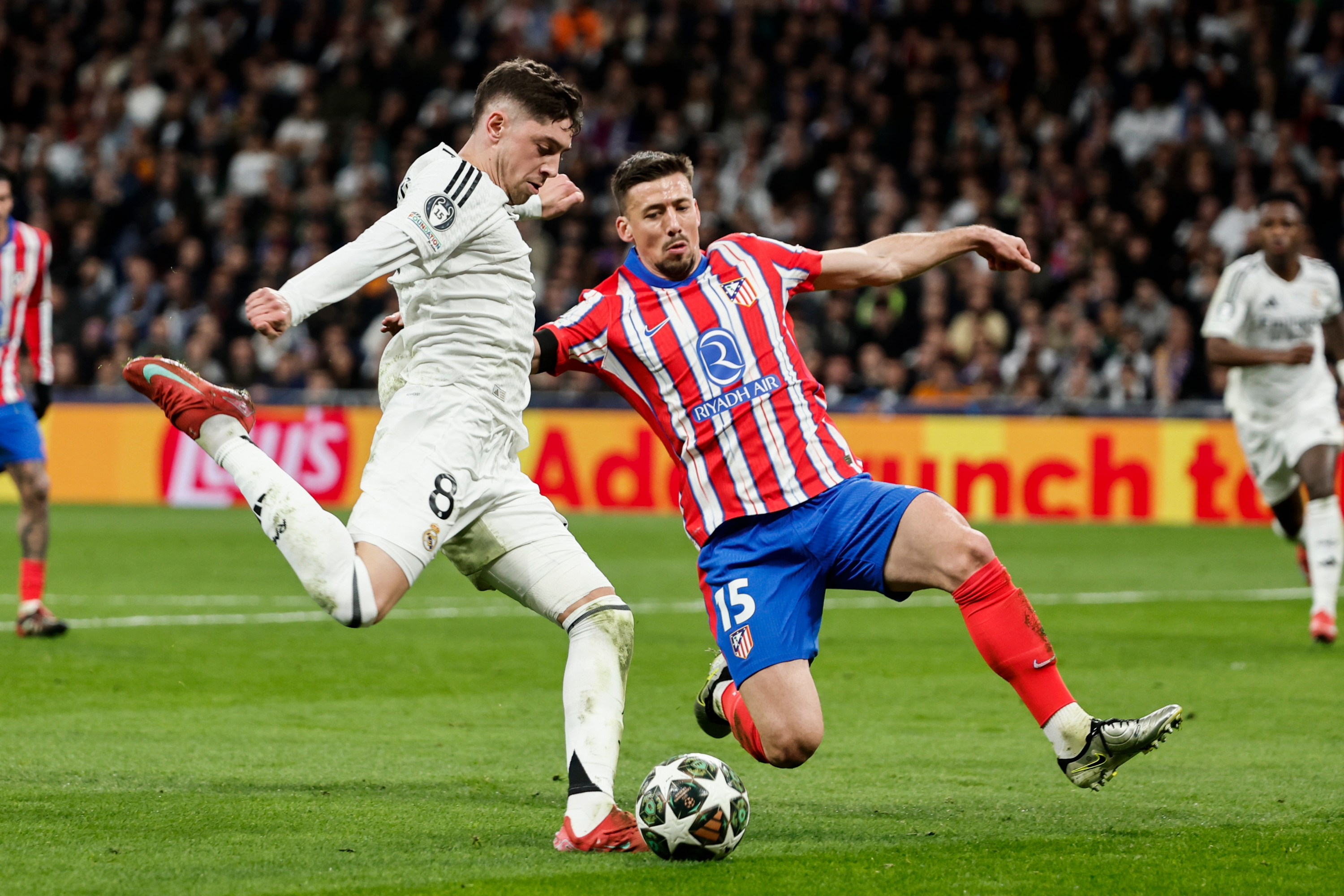 Fede Valverde pelea un balón con Lenglet en el derbi de Champions