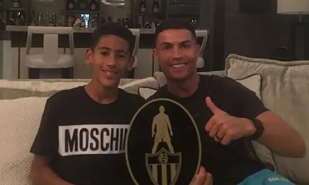 'JJ' Gabriel posa junto a Cristiano.