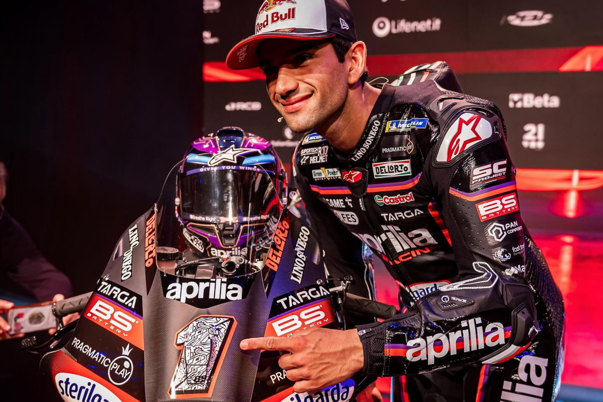 Jorge posa con la Aprilia RS-GP 2025.