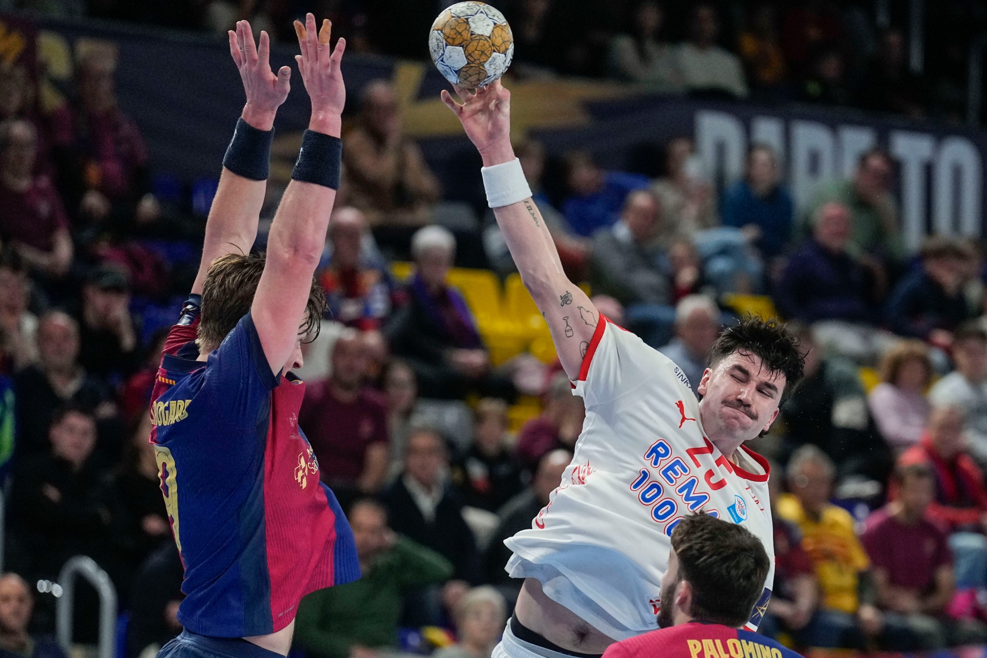 Sondena (2d), del Kolstad, lanza a portería ante varios rivales del Barça.