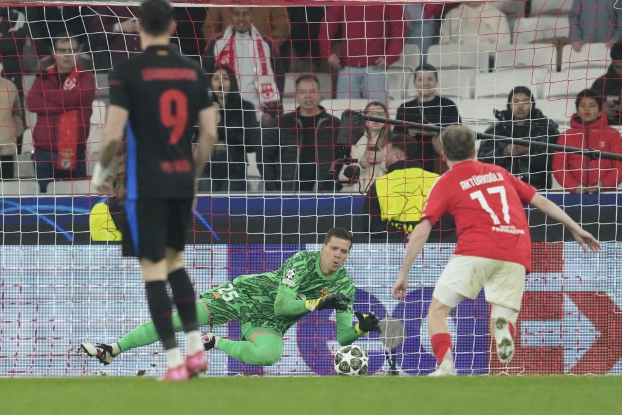 Szcezesny, durante el encuentro en Da Luz