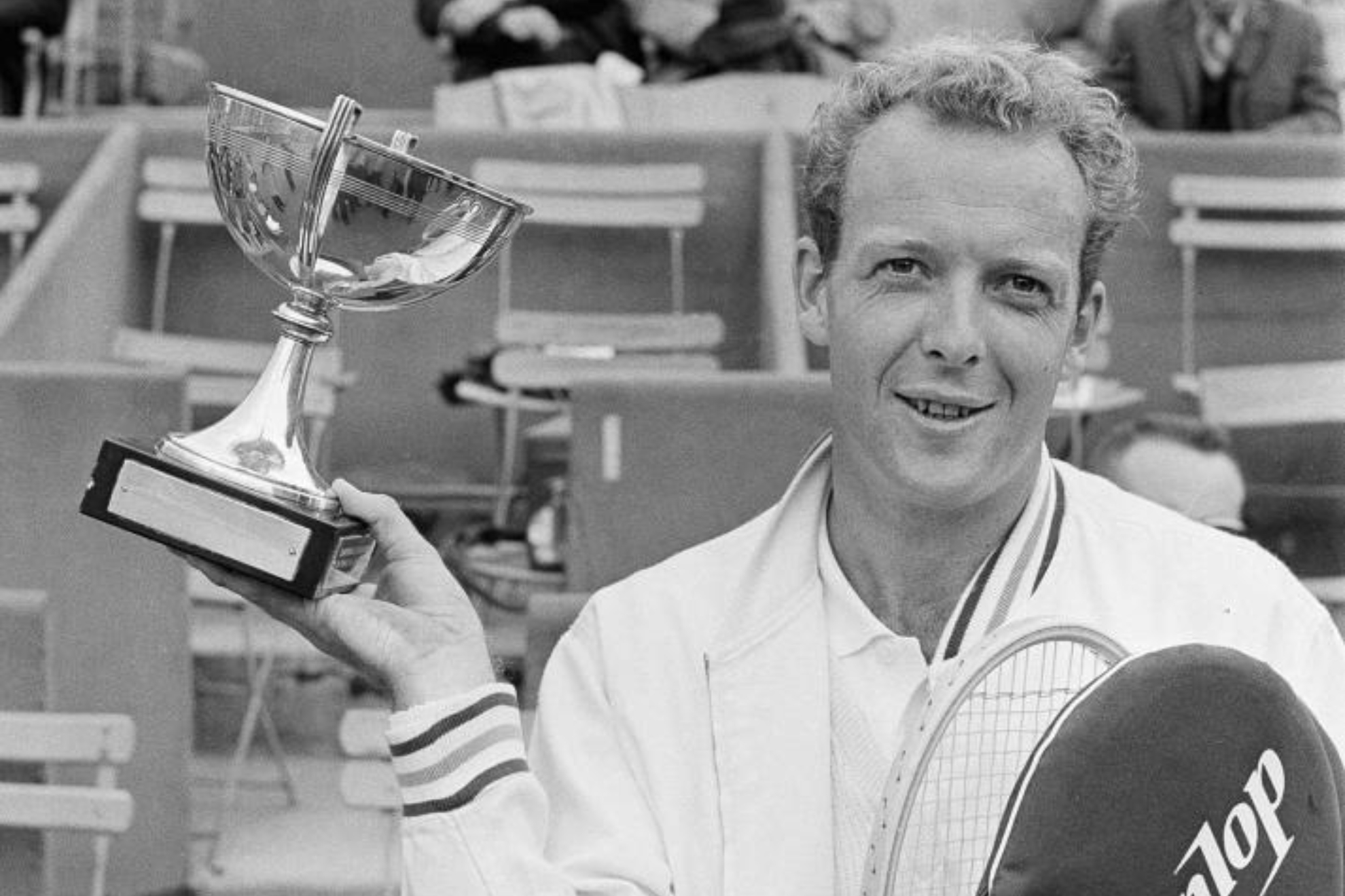 Fred Stolle, con el trofeo como ganador de Roland Garros en 1965.