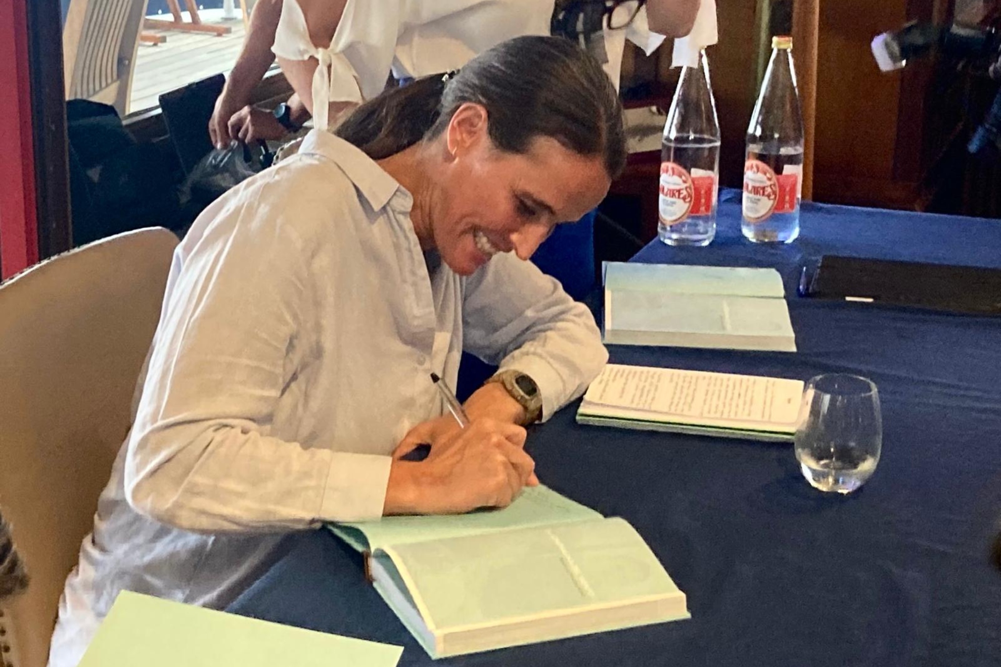 Berta Betanzos firmando su biografía 'La adrenalina del viento'.