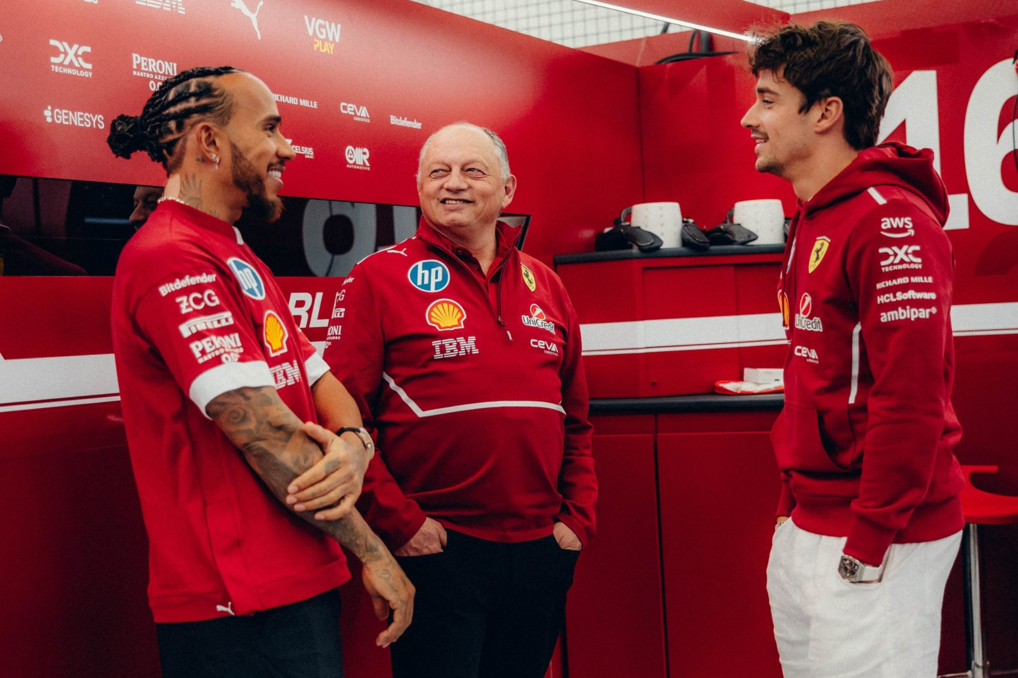 Vasseur conversa con Hamilton y Leclerc.