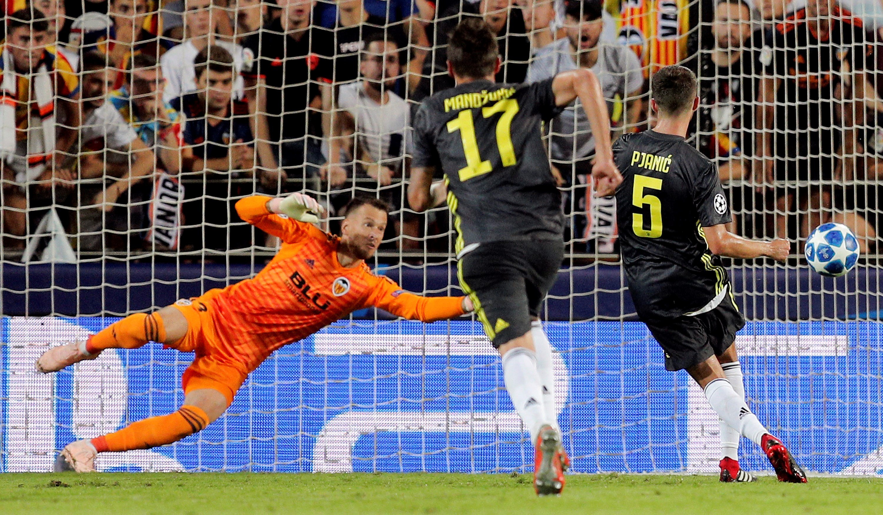 Uno de los goles de Pjanic de penalti en ese Valencia-Juventus.