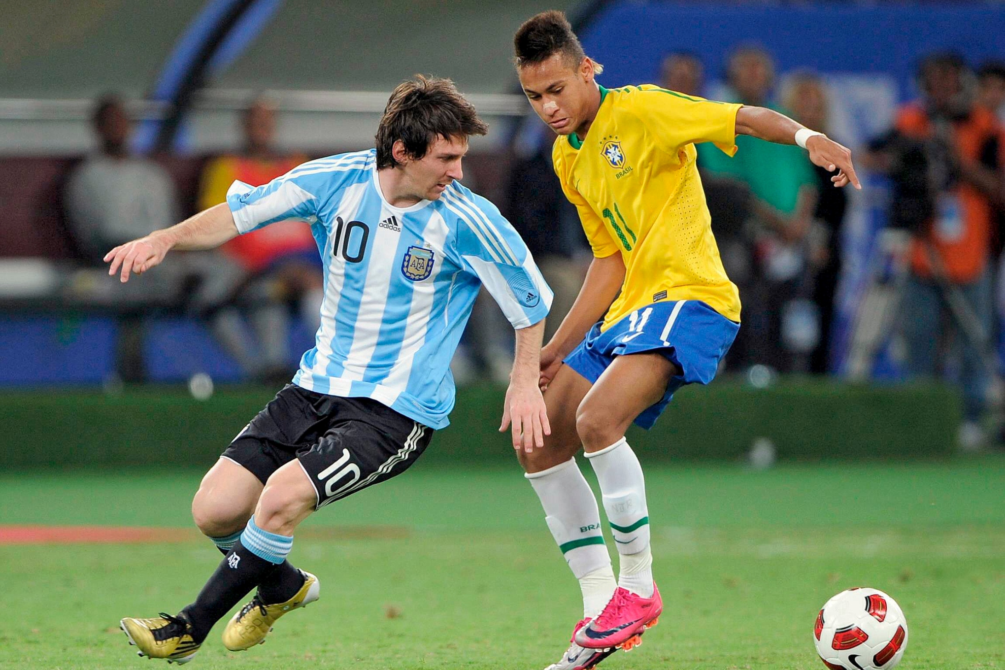 Leo Messi trata de regatear a Neymar en un partido entre Argentina y Brasil de 2010.