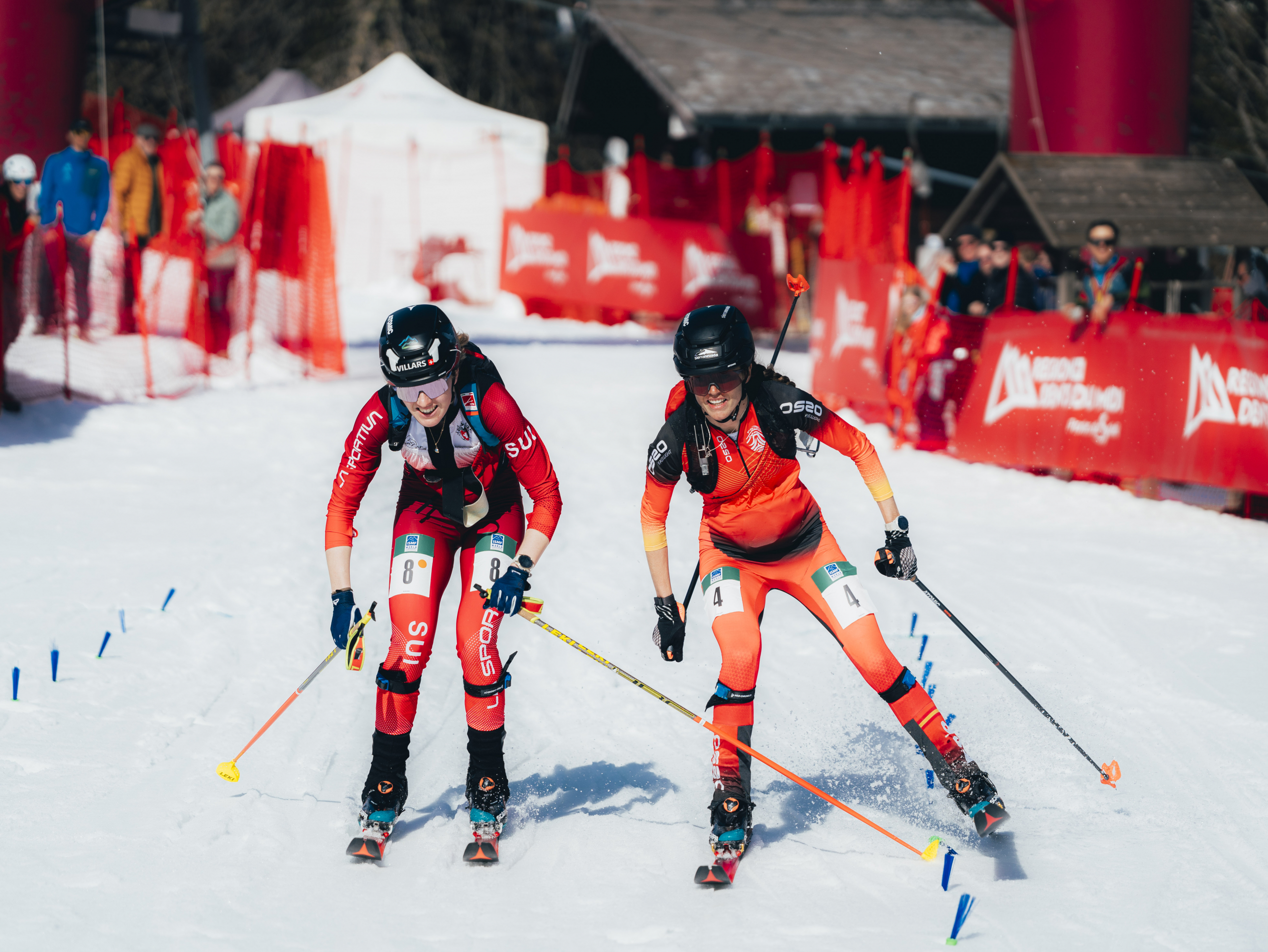 Ana Alonso supera a Caroline Ulrich sobre la línea de meta.