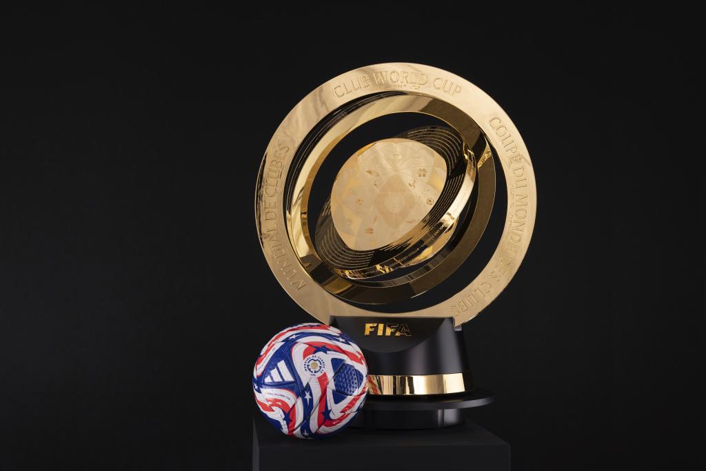 El balón y el trofeo del Mundial de Clubes, diseñado por Tiffanys.