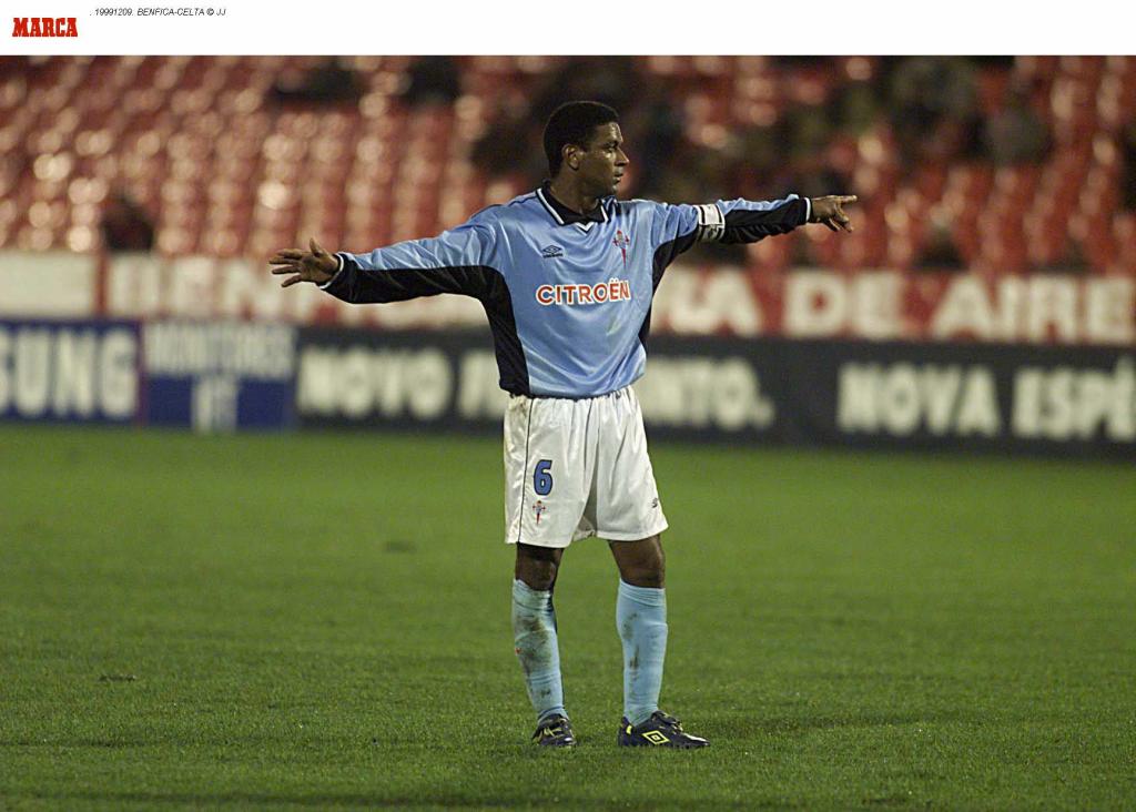 MAZINHO EN EL CESPED CON LOS BRAZOS ABIERTOS
