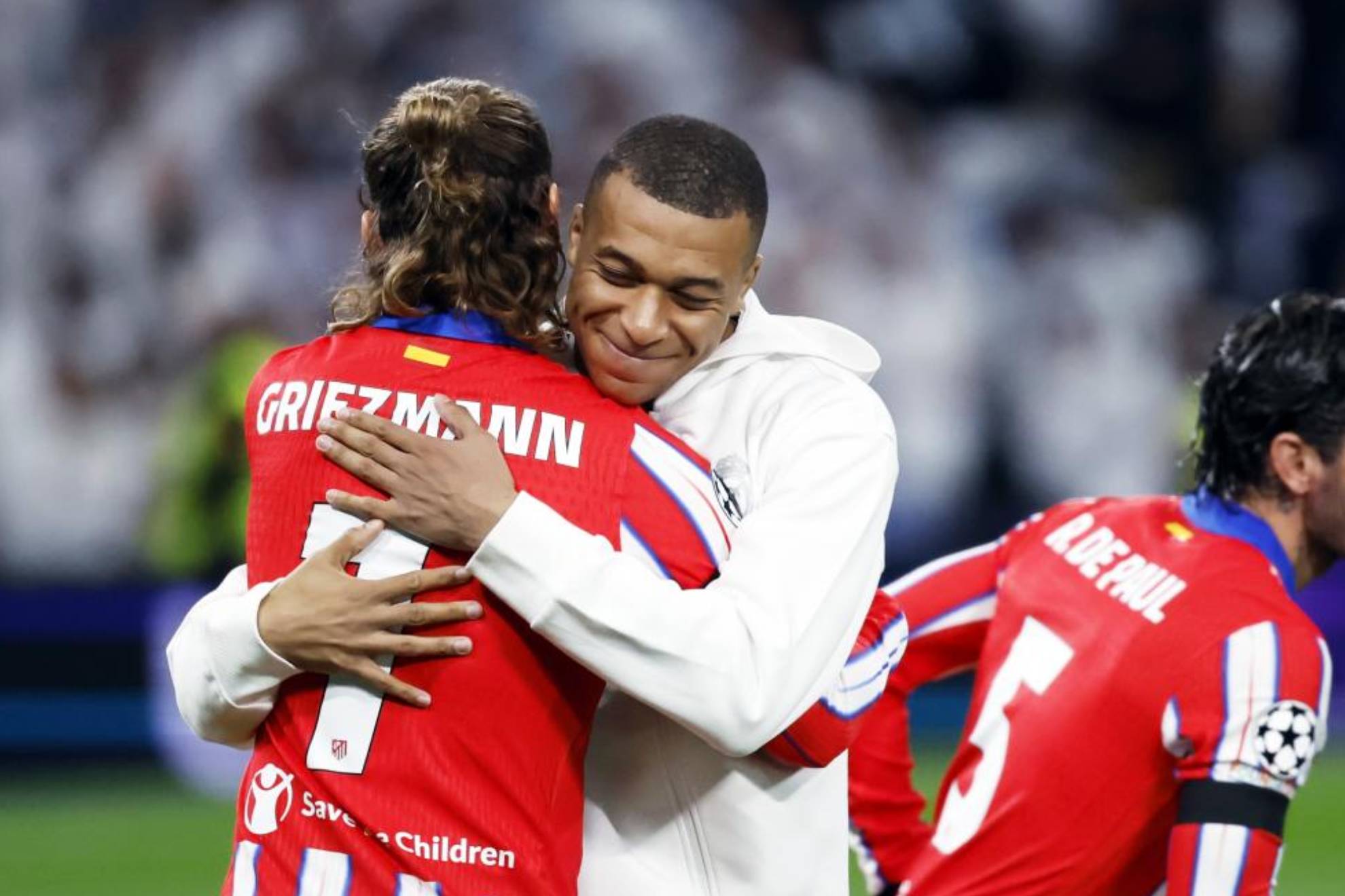 Mbappé saluda a Griezmann antes del derbi de Champions.