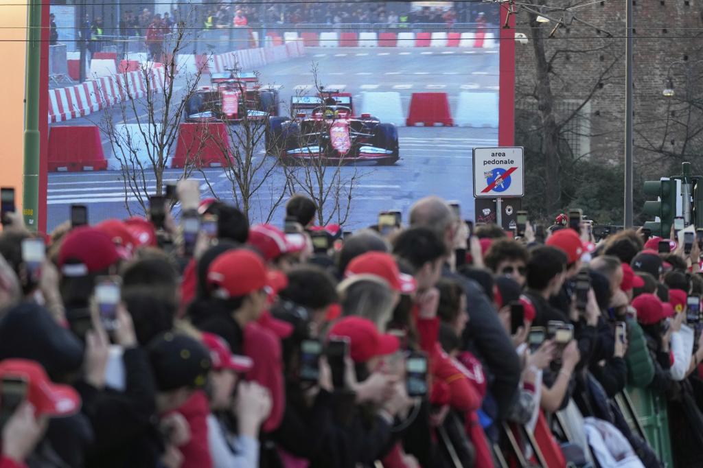 Leclerc y Hamilton, rodando en Milán.