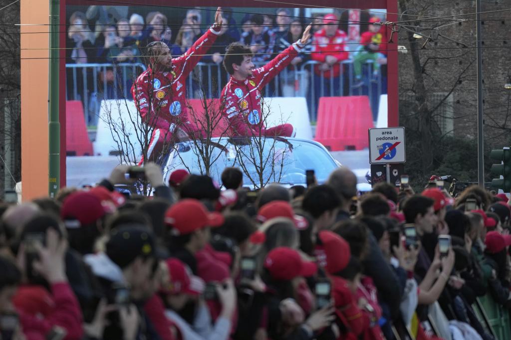 Hamilton y Leclerc saludan a la multitud en Milán.