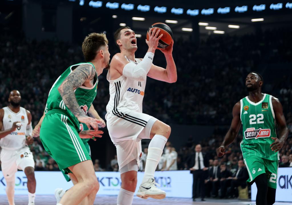 Mario Hezonja hace una entrada a canasta.