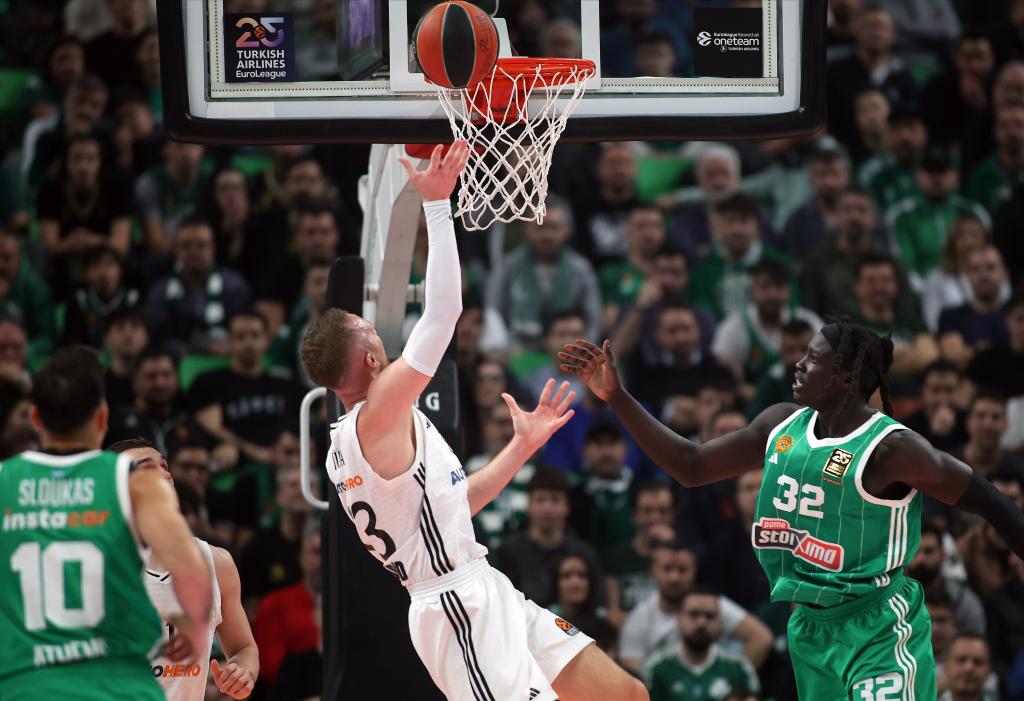 Dzanan Musa intenta un lanzamiento forzado.