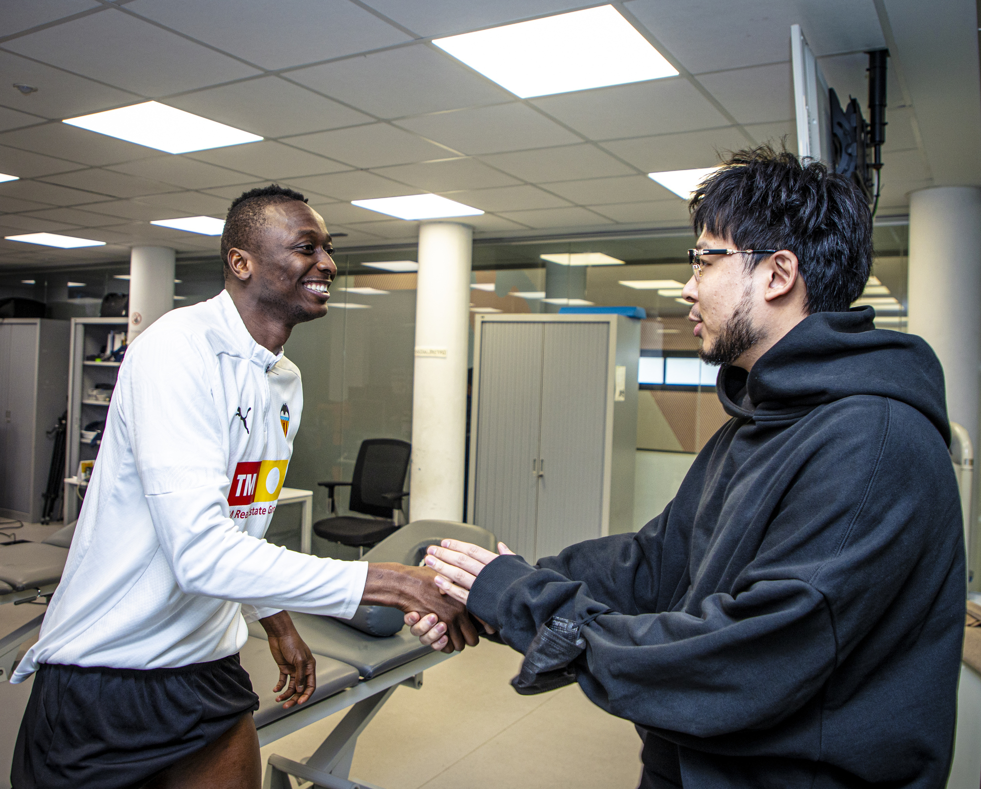 El nuevo presidente Kiat Lim saluda a Umar Sadiq, delantero del Valencia.