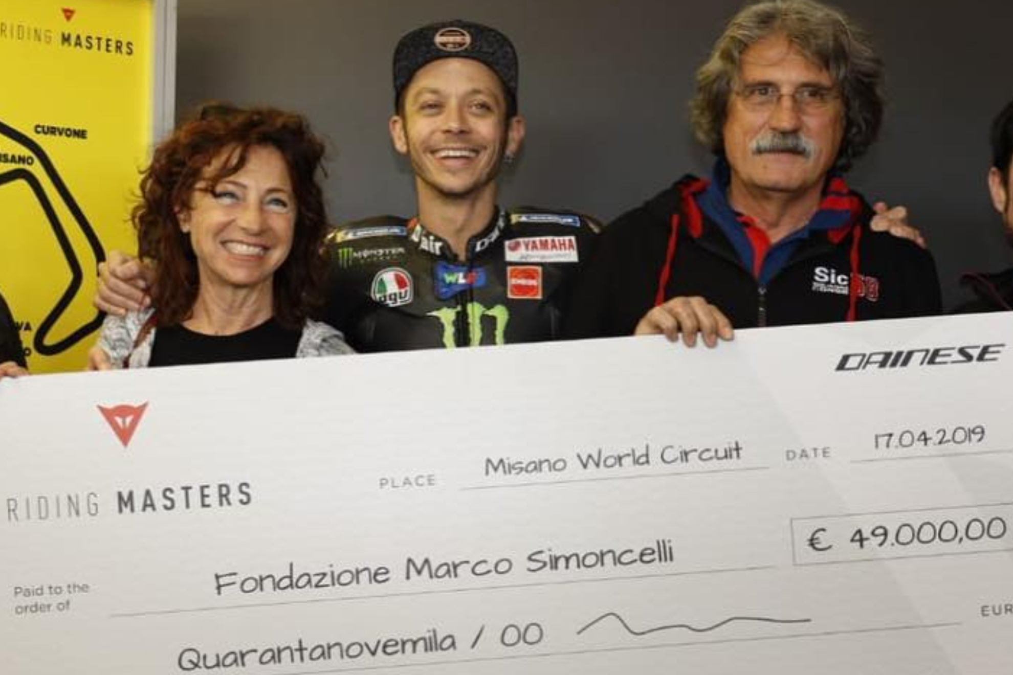 Rossi posa, entre otros, junto a Paolo Simoncelli, progenitor del malogrado Marco.