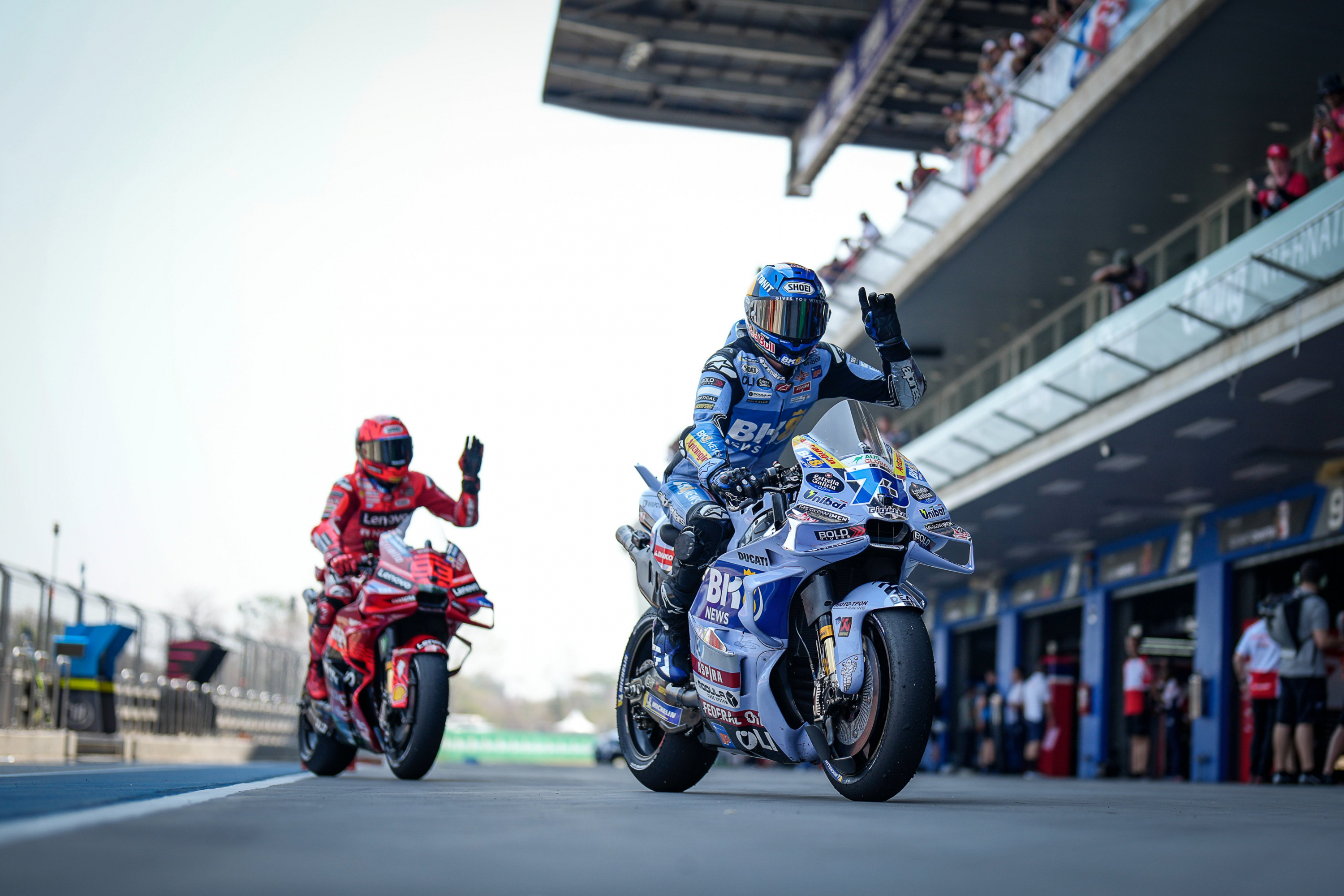 Los hermanos, saludando al terminar la carrera