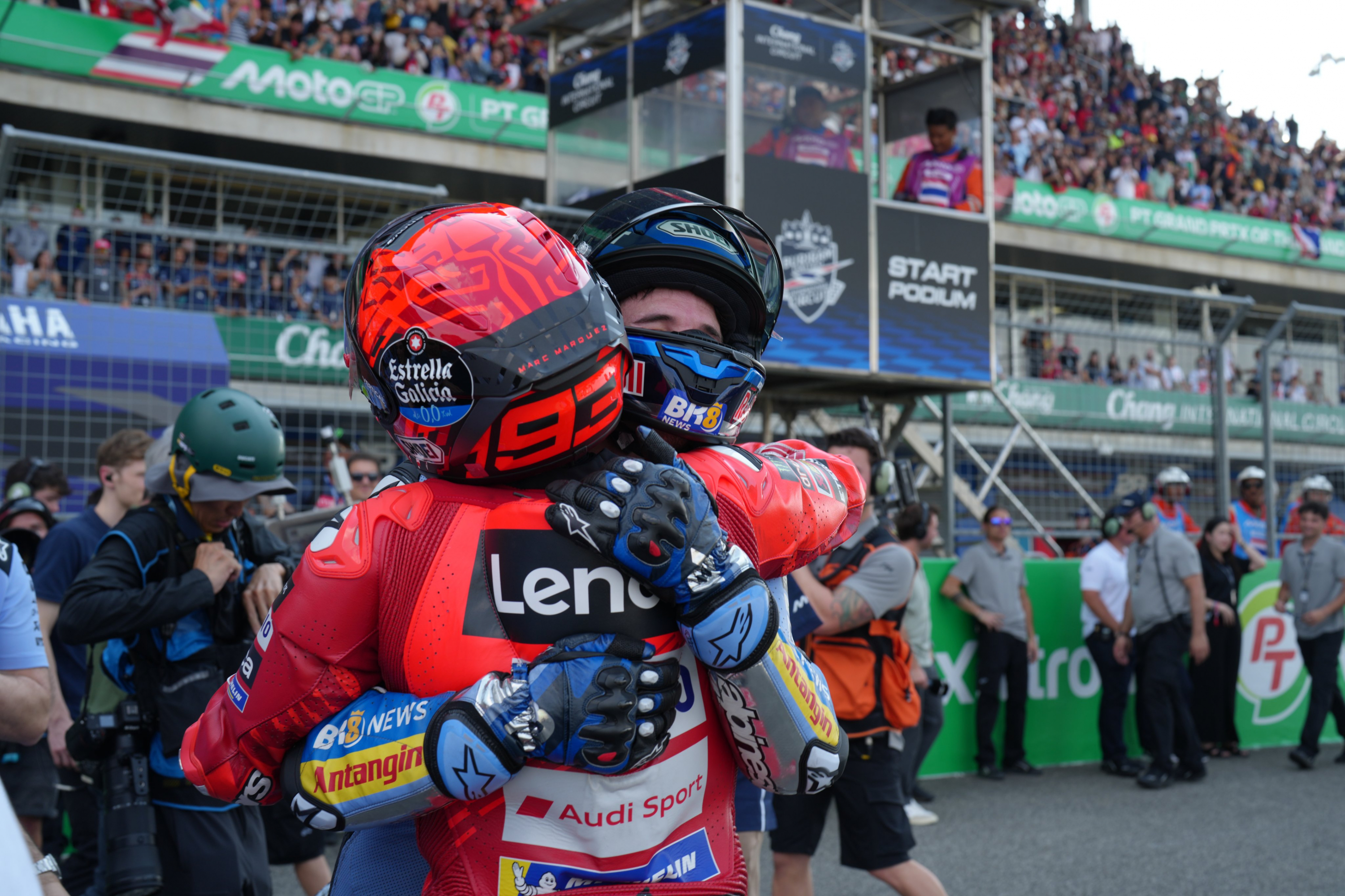 Abrazo fraternal en el circuito de Buriram