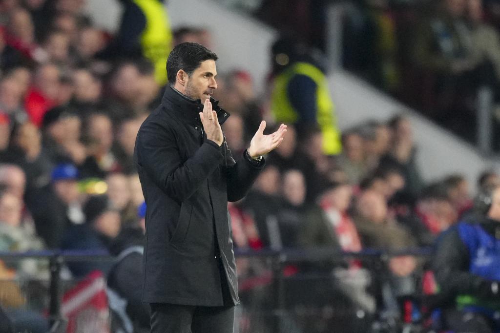 Arteta aplaudiendo en la victoria frente al PSV en Champions