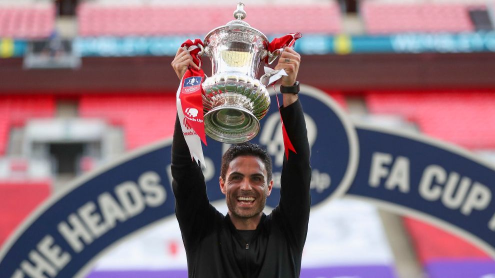 Arteta levantando el trofeo de la FA Cup