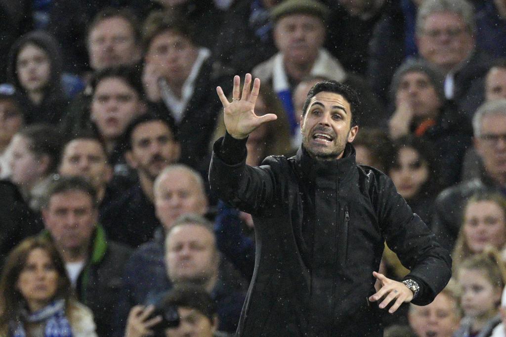 Mikel Arteta dando instrucciones en la banda