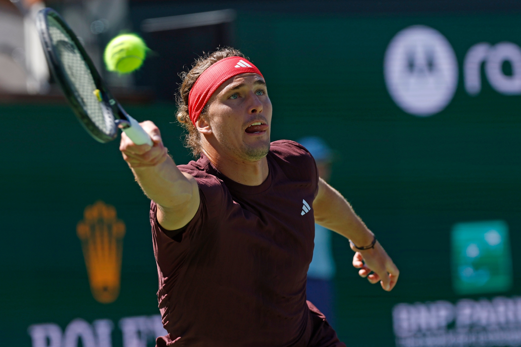 Zverev intenta llegar a una pelota.