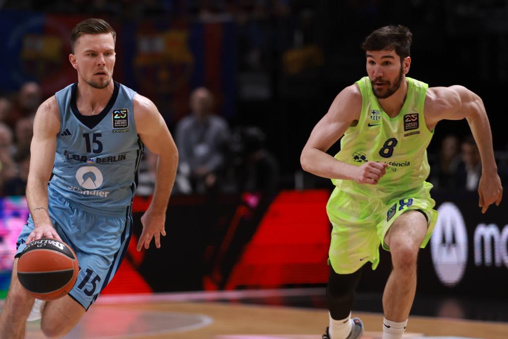 Hermannsson conduce el balón perseguido por Brizuela.