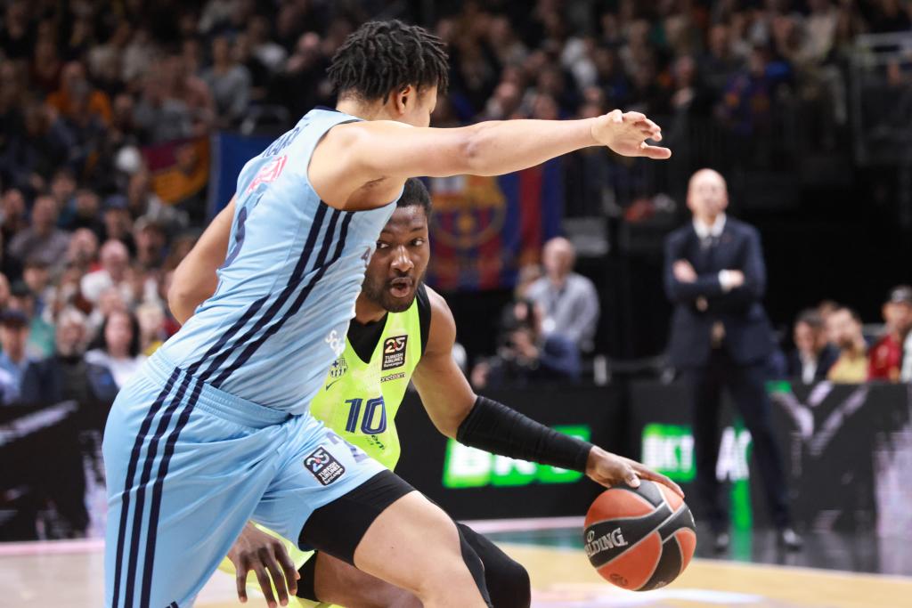 Chimezie Metu intenta superar la defensa de Elias Rapieque.