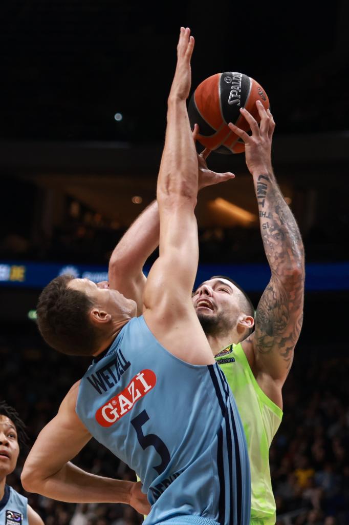 Willy Hernangomez intenta lanzar delante de Yanni Wetzell.