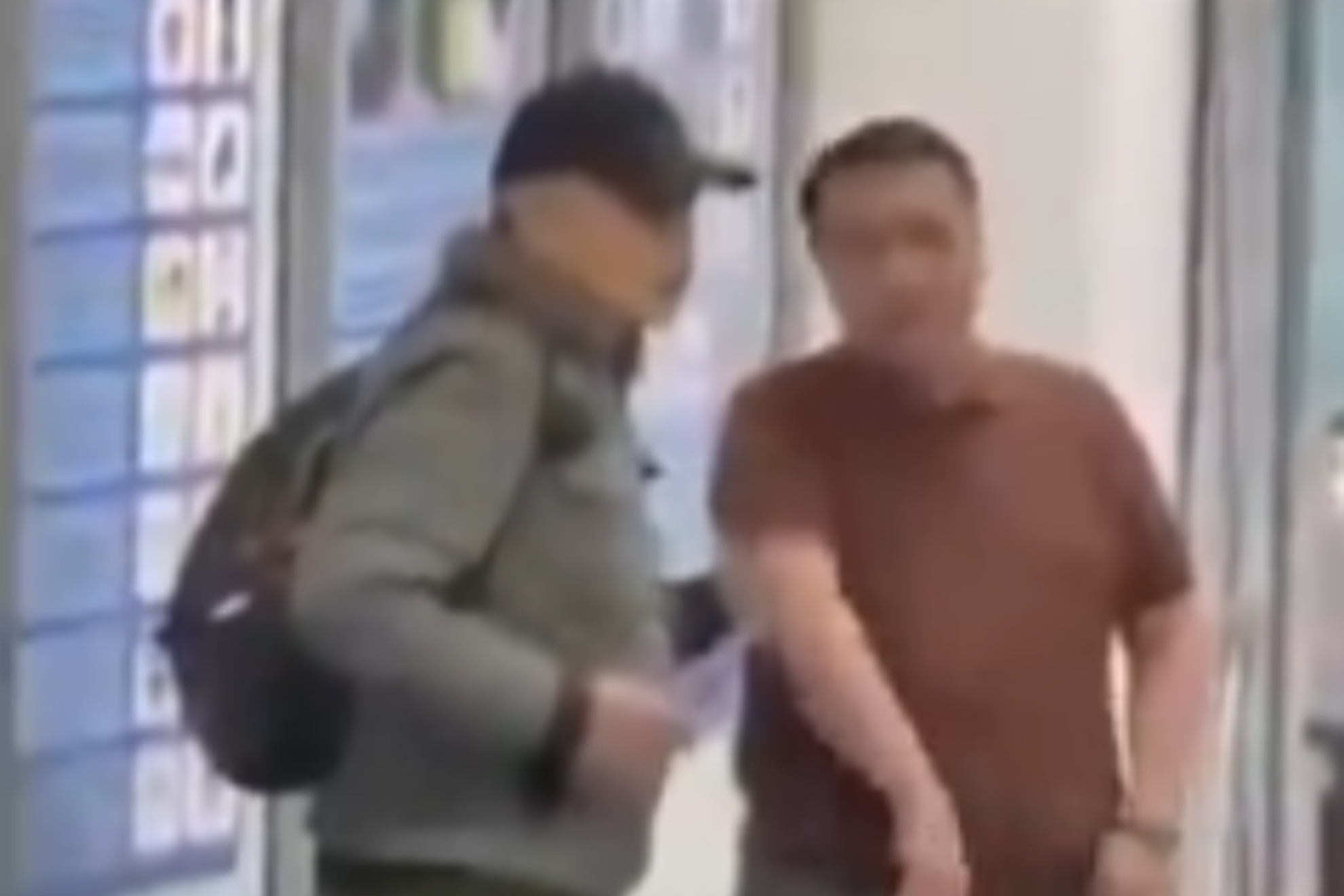 El agresor sujetando del brazo a Musa Abdraim mientras lo amenazaba con un cuchillo