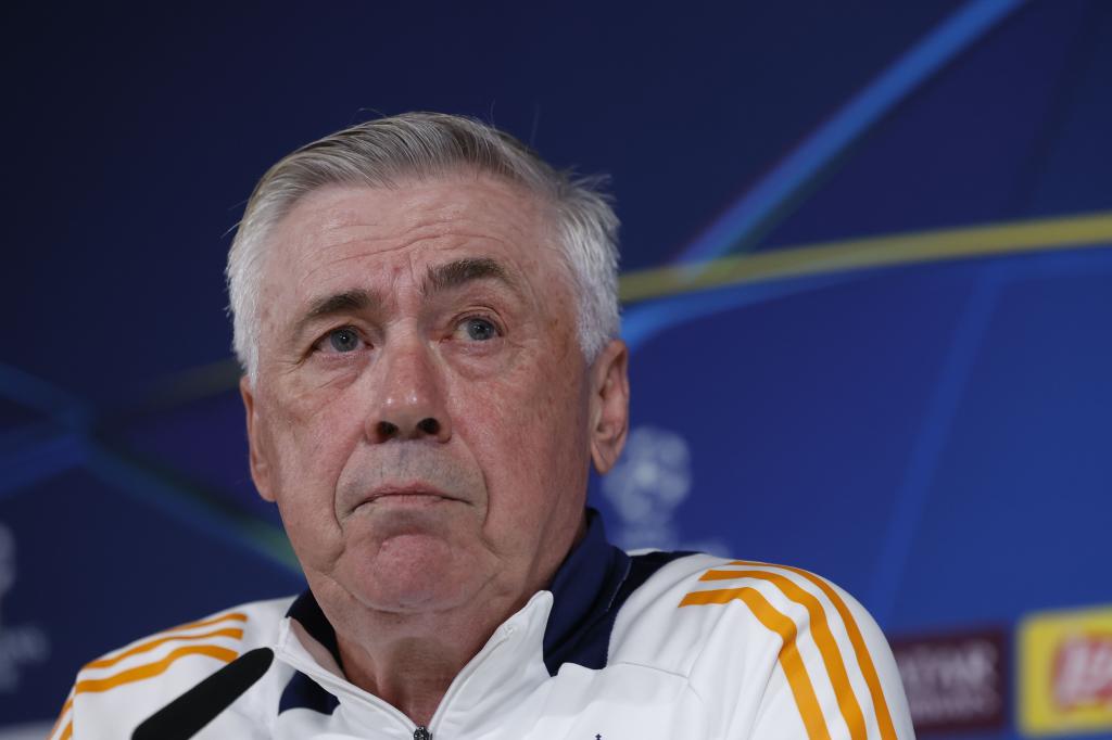 El entrenador italiano del Real Madrid, Carlo Ancelotti, ofrece una rueda de prensa en la víspera del partido de ida de los octavos de final de la Liga de Campeones.