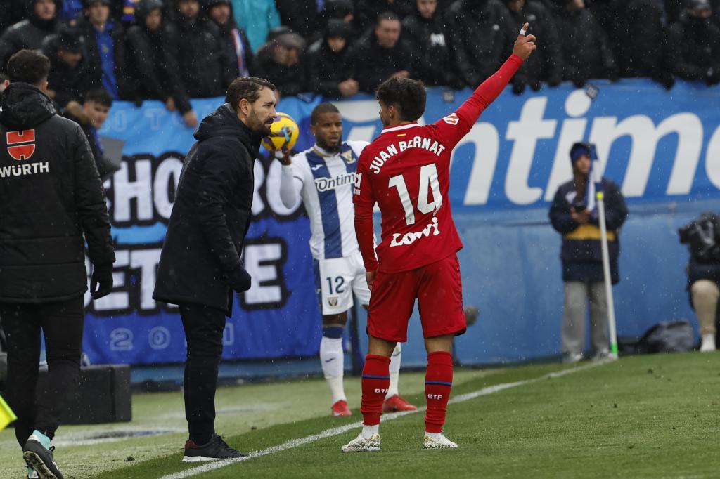 LEGANÉS (MADRID), 02/03/2025.- El entrenador del Getafe José Bordalás (i) conversa con el defensa Juan Bernat EFE/Chema Moya
