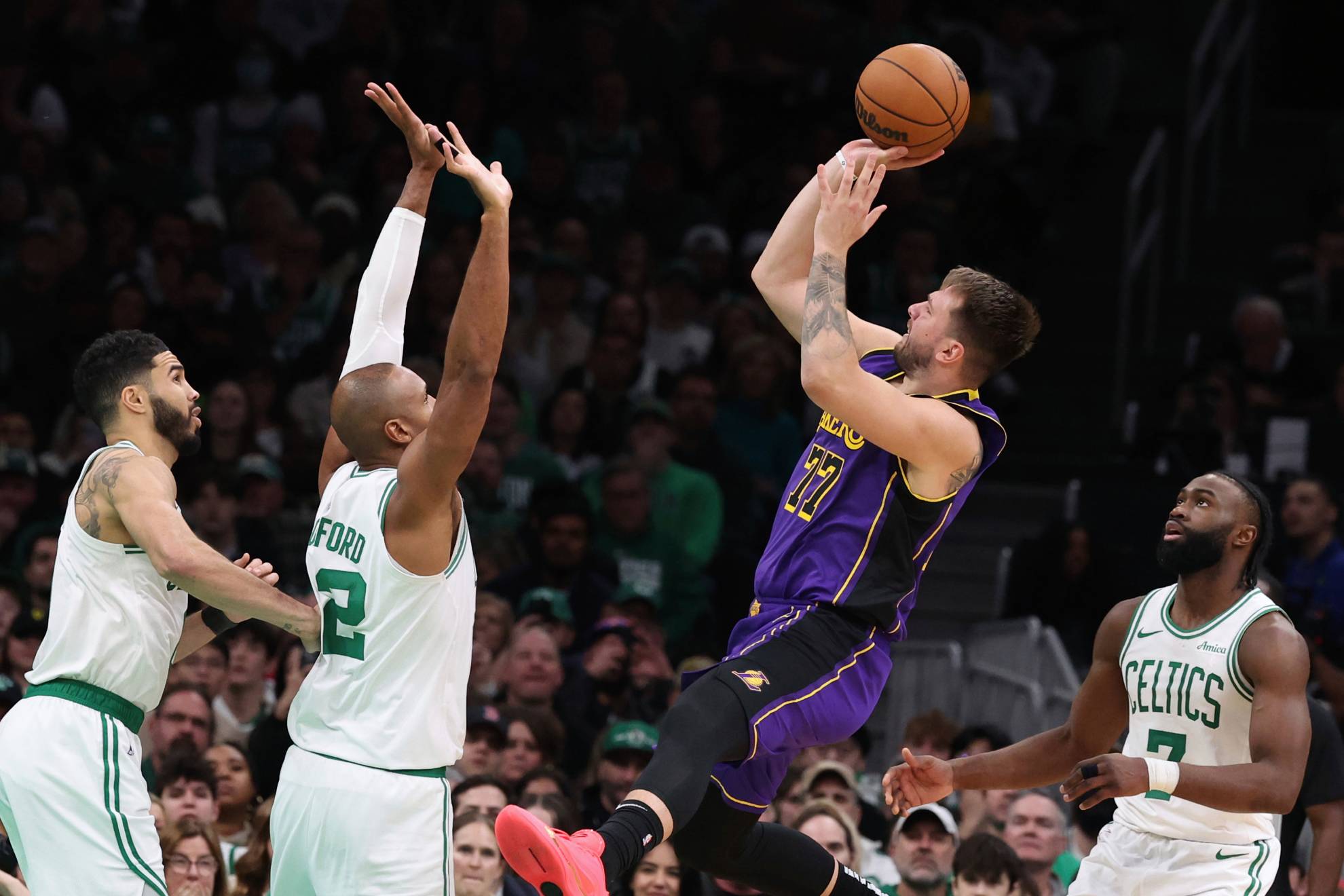 Luka Doncic lanza a canasta ante la oposición de Al Horford en el Celtics-Lakers