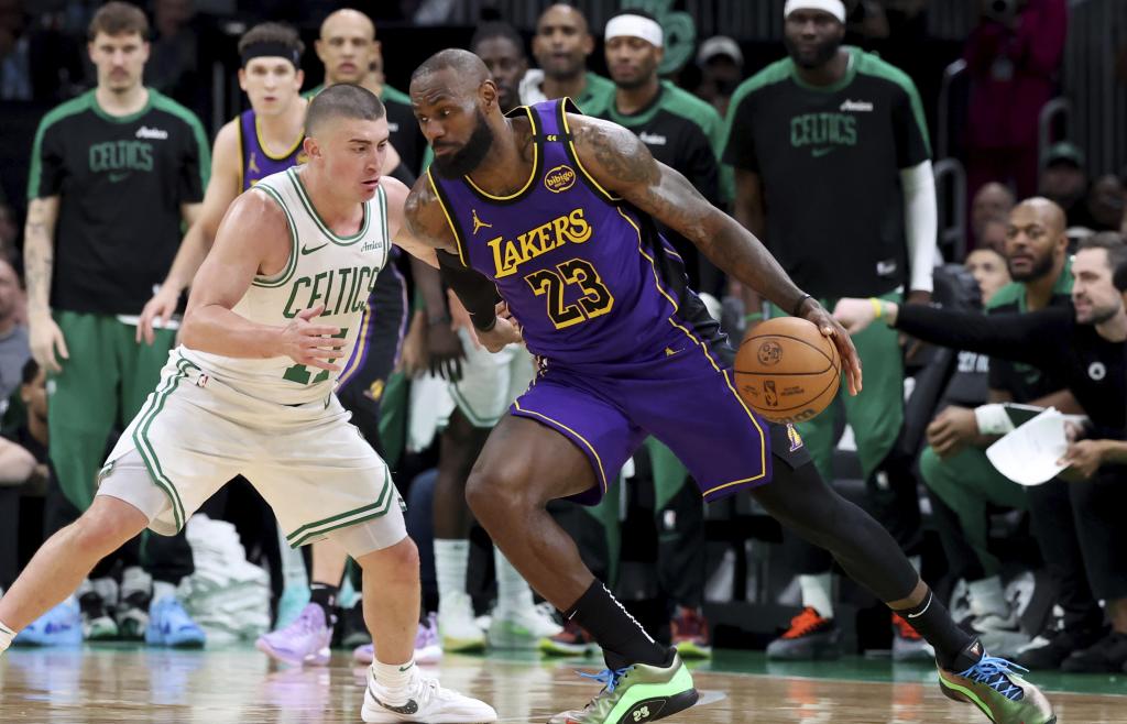 LeBron James intenta superar la defensa de Payton Pritchard.